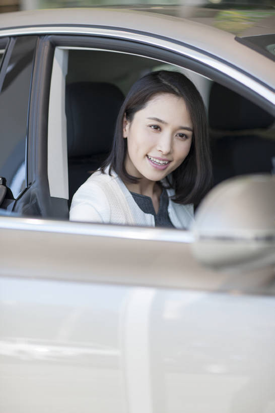 东方人,成年人,脸,头,脸颊,一个人,商店,笑,微笑,露齿笑,竖图,室内,正面,购物,快乐,消费,窗户,城市,汽车,北京,中国,亚洲,仅一个年轻女性,仅一个女性,仅一个人,乘客,商品,机动车,现代,顾客,肩膀,车,交通工具,轿车,舒服,零售,运输,摄影,生活方式,展厅,舒适,享乐,挑选,购买,载具,选择,豪华轿车,试车,东亚,陈列室,年轻女性,女人,女性,亚洲人,中国人,年轻人,头部,脸部,脸蛋,面部,坐着,彩图,欢乐,家用车,bj175