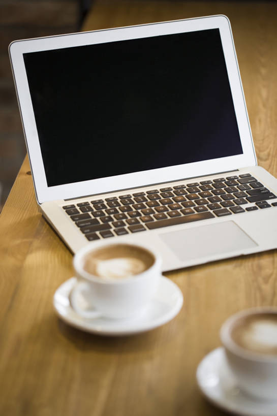 咖啡,牛奶,无人,竖图,留白,笔记本电脑,技术,桌子,静物,杯子,北京,中国,亚洲,屏幕,气泡,美味,食品,咖啡杯,饮品,茶几,饮食,食物,饮料,甜食,健康,摄影,生活方式,混合,便利,可口,东亚,热饮,健康食物,拿铁,无线电技术,式样,适口,摩卡咖啡,计算机,心型,卡布基诺,彩图,咖啡馆,bj175