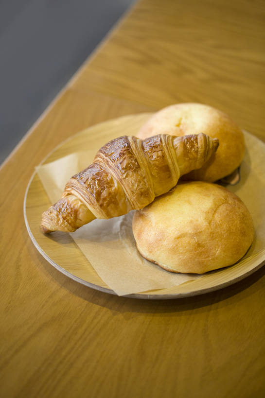 点心,面包,无人,竖图,特写,留白,早餐,桌子,静物,北京,中国,亚洲,美味,食品,面点,饮品,小吃,饮食,食物,糕点,饮料,盘子,甜食,健康,摄影,生活方式,可口,东亚,健康食物,适口,彩图,新月面包,bj175