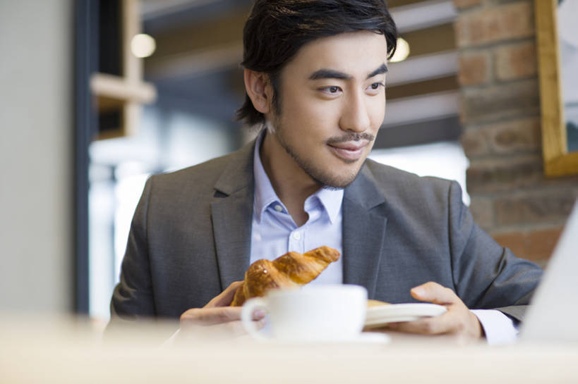 面包,咖啡,东方人,成年人,脸,头,脸颊,胡须,一个人,商务人士,商务男性,笑,吃,微笑,露齿笑,横图,室内,白天,正面,衬衫,商务,早餐,快乐,幸福,信心,城市,杯子,北京,中国,亚洲,仅一个男性,仅一个人,握,套装,正装,美味,食品,咖啡杯,饮品,饮食,肩膀,食物,饮料,仅一个年轻男性,甜食,职业,握着,摄影,生活方式,享乐,可口,咖啡店,商务装,工薪阶层,东亚,热饮,适口,男人,男性,年轻男性,亚洲人,中国人,年轻人,头部,胡子,络腮胡,脸部,脸蛋,面部,白领,上班族,坐着,彩图,衬衣,欢乐,咖啡馆,新月面包,开领,bj175