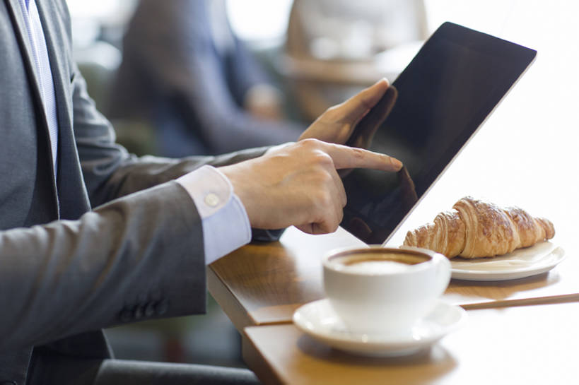 面包,咖啡,东方人,成年人,手,三个人,商务人士,商务男性,横图,室内,白天,侧面,衬衫,商务,早餐,电脑,笔记本电脑,互联网,技术,桌子,城市,杯子,北京,中国,亚洲,连接,握,套装,正装,工作,网络,屏幕,食品,触摸屏,咖啡杯,饮品,联系,通讯设备,饮食,食物,饮料,职业,握着,金融,摄影,介绍,生活方式,经济,部分,便利,无线,可口,出示,通信设备,商务装,无线网络,网上冲浪,便携式,贸易,无线上网,便携式电脑,工薪阶层,平板电脑,东亚,热饮,无线电技术,适口,上网,手提电脑,男人,男性,年轻男性,亚洲人,中国人,年轻人,白领,上班族,触摸,沟通,坐着,彩图,衬衣,商业,咖啡馆,新月面包,bj175