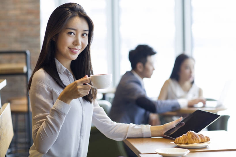 面包,咖啡,东方人,成年人,三个人,商务人士,商务女性,笑,微笑,露齿笑,横图,室内,白天,侧面,衬衫,商务,早餐,快乐,幸福,信心,电脑,笔记本电脑,技术,桌子,城市,杯子,北京,中国,亚洲,喝,连接,握,正装,工作,网络,屏幕,食品,触摸屏,咖啡杯,饮品,联系,注视,通讯设备,饮食,食物,饮料,观察,看,职业,休闲,健康,放松,握着,金融,摄影,生活方式,经济,观看,察看,便利,无线,享乐,关注,可口,通信设备,无线网络,便携式,逆光,贸易,无线上网,便携式电脑,平板电脑,东亚,热饮,健康食物,无线电技术,适口,手提电脑,男人,男性,年轻男性,年轻女性,女人,女性,亚洲人,中国人,年轻人,白领,沟通,坐着,半身,彩图,欢乐,商业,咖啡馆,新月面包,开领,bj175