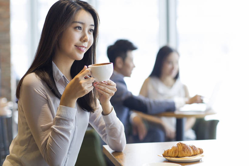 面包,咖啡,东方人,成年人,三个人,商务人士,商务女性,笑,微笑,露齿笑,横图,室内,白天,正面,衬衫,商务,早餐,快乐,幸福,信心,桌子,城市,杯子,北京,中国,亚洲,喝,握,正装,食品,咖啡杯,饮品,饮食,食物,饮料,职业,休闲,健康,思考,放松,想,握着,摄影,生活方式,高雅,享乐,可口,逆光,东亚,热饮,健康食物,适口,男人,男性,年轻男性,年轻女性,女人,女性,亚洲人,中国人,年轻人,白领,休闲活动,坐着,半身,彩图,欢乐,咖啡馆,新月面包,开领,bj175