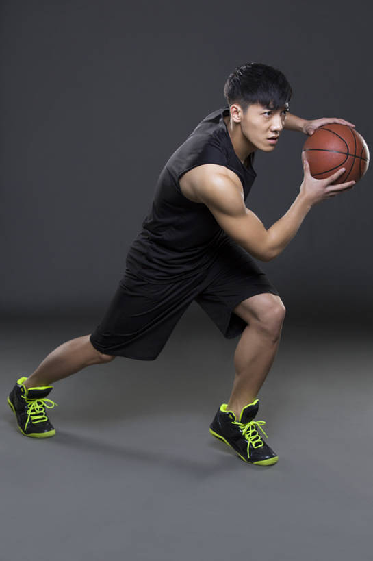 东方人,成年人,一个人,运动员,蹲,跑,竖图,留白,侧面,运动服,锻炼,快乐,成功,比赛,运动,合作,团队,集体,信心,竞争,北京,中国,亚洲,仅一个男性,仅一个人,弯腰,握,灰色背景,服装,训练,篮球运动员,娱乐,运动器械,队伍,球,仅一个年轻男性,衣服,站着,保养,休闲,健康,健身器械,活力,握着,保健,摄影,服饰,生活方式,张开双腿,迅速,酷,练习,敏捷,体育运动,衣着,成就,穿着,决心,爱好,健身器材,塑身,合伙,挑战,篮球运动,弹性,东亚,衣饰,技能,展开双腿,体育活动,体育,男人,男性,年轻男性,亚洲人,中国人,年轻人,体育运动员,运动选手,彩图,全身,影棚拍摄,健身,运动器材,伸展双腿,运动装,盘球,bj175