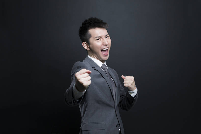 果汁,东方人,成年人,一个人,商务人士,商务男性,笑,微笑,露齿笑,横图,室内,留白,正面,衬衫,西装,商务,快乐,兴奋,幸福,成功,信心,北京,中国,亚洲,仅一个男性,仅一个人,黑色背景,套装,正装,欢呼,庆祝,调味,香料,佐料,领带,酒类,饮品,大喊,注视,现代,刺激,酒,饮料,仅一个年轻男性,观察,看,手势,站着,张嘴,职业,活力,摄影,生活方式,观看,惊奇,配料,察看,享乐,成就,关注,可口,商务装,张大嘴巴,工薪阶层,东亚,一套,作料,潘趣酒,适口,男人,男性,年轻男性,亚洲人,中国人,年轻人,拳头,白领,上班族,张开嘴,张开手臂,半身,彩图,影棚拍摄,衬衣,欢乐,打手势,好消息,bj175