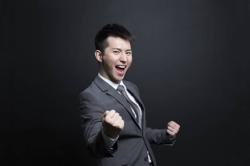 果汁,东方人,成年人,一个人,商务人士,商务男性,笑,微笑,露齿笑,横图,室内,留白,正面,衬衫,西装,商务,快乐,兴奋,幸福,成功,信心,北京,中国,亚洲,仅一个男性,仅一个人,黑色背景,套装,正装,欢呼,庆祝,调味,香料,佐料,领带,酒类,饮品,大喊,注视,现代,刺激,酒,饮料,仅一个年轻男性,观察,看,手势,站着,张嘴,职业,活力,摄影,生活方式,观看,惊奇,配料,察看,享乐,成就,关注,可口,商务装,张大嘴巴,工薪阶层,东亚,一套,作料,潘趣酒,适口,男人,男性,年轻男性,亚洲人,中国人,年轻人,拳头,白领,上班族,张开嘴,张开手臂,半身,彩图,影棚拍摄,衬衣,欢乐,打手势,好消息,bj175