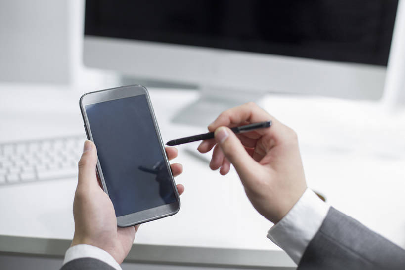 东方人,成年人,手,一个人,商务人士,商务男性,办公室,横图,室内,白天,留白,衬衫,西装,商务,通讯,技术,桌子,城市,手机,北京,中国,亚洲,仅一个男性,仅一个人,连接,握,写,套装,正装,屏幕,触摸屏,联系,现代,仅一个年轻男性,职业,握着,摄影,生活方式,部分,便利,企业,公司,发短信,商务装,工薪阶层,智能手机,东亚,一套,无线电技术,男人,男性,年轻男性,亚洲人,中国人,年轻人,白领,上班族,触摸,坐着,彩图,衬衣,办公室职员,数码笔,bj175