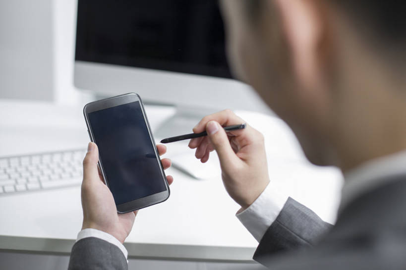 东方人,成年人,脸,头,脸颊,手,一个人,商务人士,商务男性,办公室,横图,室内,白天,留白,衬衫,西装,商务,通讯,技术,桌子,城市,手机,北京,中国,亚洲,仅一个男性,仅一个人,连接,握,写,套装,正装,屏幕,触摸屏,联系,现代,肩膀,仅一个年轻男性,背面,职业,握着,摄影,生活方式,便利,企业,公司,发短信,商务装,工薪阶层,智能手机,东亚,一套,无线电技术,男人,男性,年轻男性,亚洲人,中国人,年轻人,头部,脸部,脸蛋,面部,白领,上班族,触摸,坐着,彩图,衬衣,办公室职员,数码笔,bj175