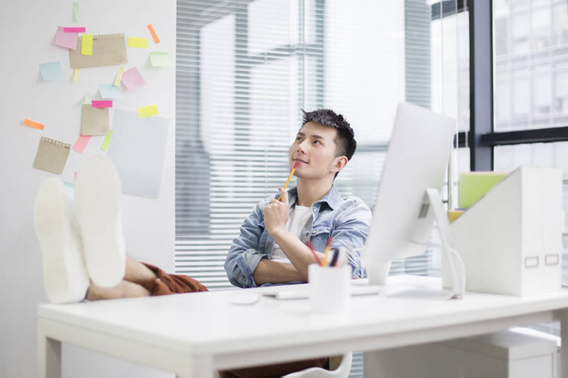 东方人,成年人,一个人,设计师,办公室,坐,盘腿,微笑,横图,室内,白天,正面,商务,时尚,快乐,幸福,信心,窗户,桌子,城市,笔筒,北京,中国,亚洲,仅一个男性,仅一个人,握,百叶窗,办公用品,便签,休闲装,现代,文具,仅一个年轻男性,铅笔,容器,学习用品,靠,靠着,职业,休闲,思考,器皿,百叶帘,办公大楼,放松,个性,想,握着,创意,摄影,生活方式,储藏,灵感,文具用品,创造力,鞋底,享乐,企业,公司,储存,创新,东亚,新意,想法,插笔器具,文房用具,男人,男性,年轻男性,亚洲人,中国人,年轻人,白领,美术设计员,设计,设计家,设计者,玻璃杯,盘腿而坐,盘膝,盘着腿的,盘着腿坐,双腿交叉,坐着,彩图,全身,欢乐,贮存,办公室职员,bj175