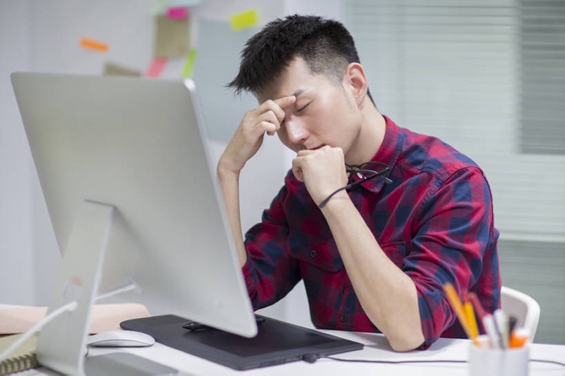 东方人,成年人,一个人,设计师,办公室,横图,室内,白天,正面,商务,集体,显示器,技术,桌子,城市,笔筒,北京,中国,亚洲,仅一个男性,仅一个人,撑,握,工作,眼镜,办公用品,便签,画板,利益,托腮,休闲装,现代,文具,仅一个年轻男性,铅笔,容器,学习用品,托,职业,疲倦,团体,揉,器皿,办公大楼,压力,握着,创意,摄影,奋斗,生活方式,储藏,文具用品,愿望,组织,创造力,疲劳,加班,疲惫,企业,公司,工作室,储存,消极,托下巴,努力,情绪,困乏,创新,东亚,疲乏,新意,委顿,疲困,疲顿,疲钝,倦怠,怠倦,无线电技术,理想,美术工艺,插笔器具,文房用具,计算机,男人,男性,年轻男性,亚洲人,中国人,年轻人,白领,美术设计员,设计,设计家,设计者,玻璃杯,闭着眼睛,坐着,半身,彩图,速写本,贮存,办公室职员,数码笔,插图画家,bj175