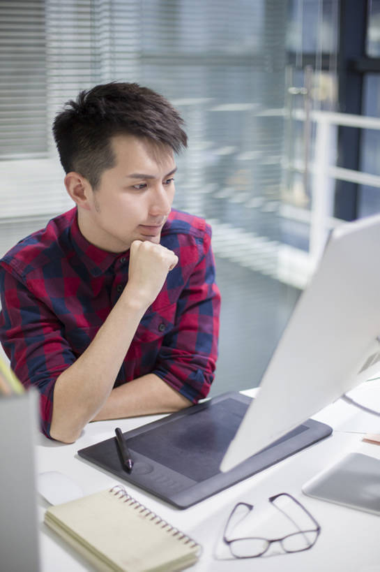 东方人,成年人,一个人,设计师,办公室,竖图,室内,白天,正面,商务,时尚,通讯,幸福,集体,显示器,互联网,技术,桌子,城市,北京,中国,亚洲,仅一个男性,仅一个人,撑,连接,敲打,工作,眼镜,办公用品,画板,利益,联系,托腮,休闲装,输入,现代,文具,仅一个年轻男性,笔记本,学习用品,打字,看,托,职业,休闲,思考,团体,办公大楼,个性,想,沉思,创意,摄影,奋斗,生活方式,点击,敲击,文具用品,愿望,组织,便利,创造力,专心,企业,公司,工作室,托下巴,努力,网上冲浪,创新,东亚,新意,无线电技术,理想,美术工艺,按键,计算机,男人,男性,年轻男性,亚洲人,中国人,年轻人,白领,美术设计员,设计,设计家,设计者,坐着,半身,彩图,欢乐,速写本,办公室职员,数码笔,插图画家,bj175
