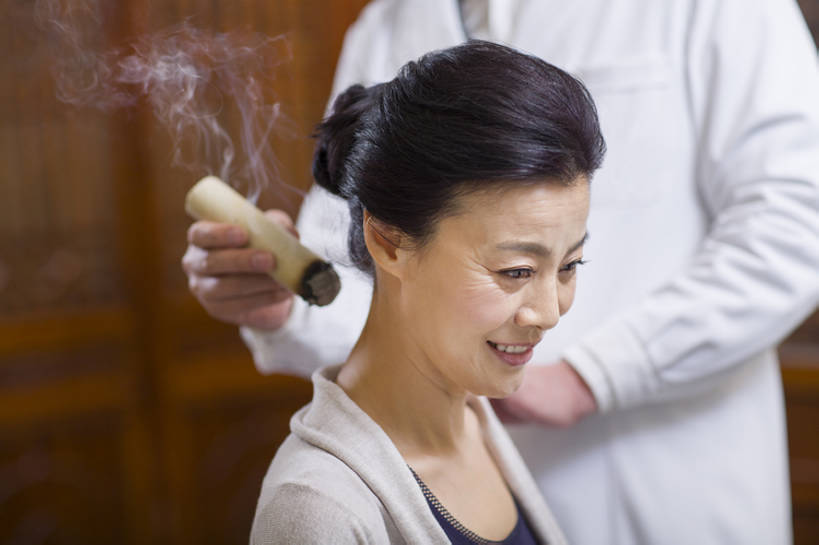 东方人,成年人,中年人,老年人,脸,头,脸颊,脖子,两个人,医生,病人,商店,笑,微笑,露齿笑,横图,室内,白天,侧面,快乐,幸福,技术,植物,金属制品,北京,中国,亚洲,握,工作,医学,金属,工具,草药,药草,燃烧,热,休闲装,文化,商铺,传统,中药,肩膀,药店,站着,医护人员,医疗人员,职业,保养,健康,烟,放松,亲密,治疗,握着,保健,人体,摄影,药房,药铺,生活方式,技巧,经络,皮肤,部分,后背,医疗,疾病,穴位,享乐,中国文化,手艺,针灸,药材,中草药,调和,中药房,中医,东亚,实验服,陪同,医治,中药材,本草,市肆,商号,替代疗法,疏通,技能,技艺,陪伴,艾灸,灸法,针法,中医学,老年男性,老年女性,男人,男性,女人,女性,亚洲人,中国人,头部,脸部,脸蛋,面部,大夫,坐着,彩图,欢乐,店铺,妙技,传统文化,本领,汉医,温灸棒,艾灸棒,门诊部,物理疗法,伴随,诊疗室,bj175