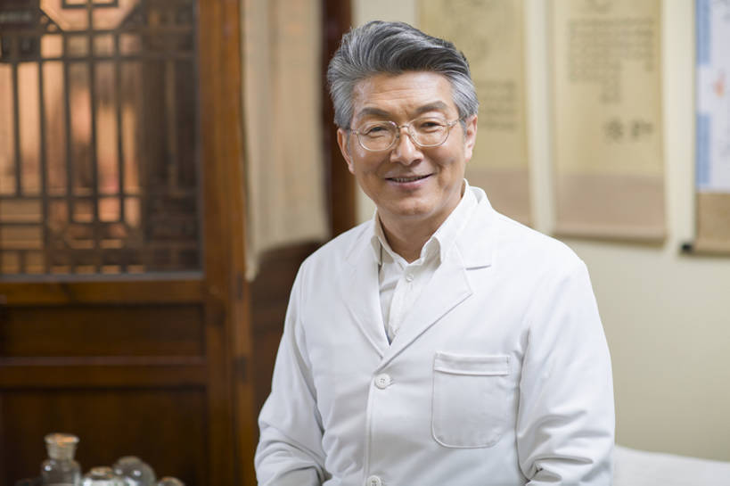 东方人,成年人,中年人,老年人,一个人,医生,商店,笑,微笑,露齿笑,横图,室内,白天,正面,快乐,幸福,信心,技术,植物,北京,中国,亚洲,仅一个男性,仅一个人,仅一个中年男性,眼镜,草药,药草,注视,商铺,传统,中药,药店,观察,看,站着,医护人员,医疗人员,职业,保养,健康,保健,摄影,药房,药铺,生活方式,观看,技巧,察看,医疗,享乐,关注,中国文化,肖像,手艺,药材,中草药,中药房,中医,东亚,实验服,中药材,本草,市肆,商号,替代疗法,技能,技艺,老年男性,男人,男性,中年男性,亚洲人,中国人,大夫,半身,彩图,欢乐,店铺,妙技,传统文化,本领,汉医,门诊部,物理疗法,诊疗室,bj175