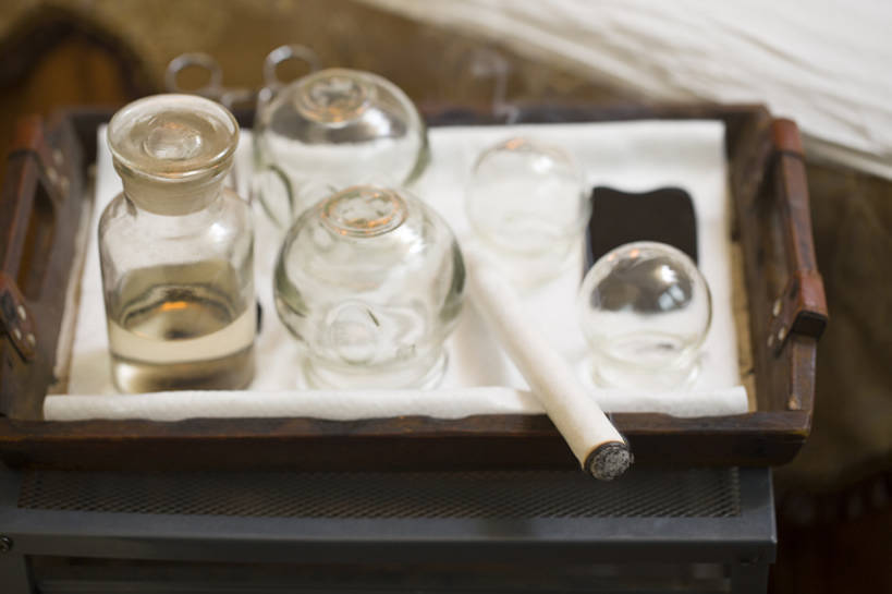 无人,医生,商店,横图,室内,特写,植物,静物,金属制品,北京,中国,亚洲,医学,金属,工具,草药,药草,燃烧,文化,商铺,传统,中药,医疗用品,药店,医护人员,医疗人员,保养,烟,治疗,保健,摄影,药房,药铺,生活方式,经络,真空,医疗,穴位,中国文化,医疗器械,针灸,药材,中草药,调和,中药房,拔火罐,中医,火罐,东亚,医治,中药材,本草,市肆,商号,替代疗法,疏通,艾灸,拔罐,拔罐疗法,拔罐子,火罐疗法,灸法,针法,中医学,大夫,玻璃杯,彩图,高角度拍摄,店铺,传统文化,汉医,温灸棒,艾灸棒,门诊部,物理疗法,诊疗室,bj175