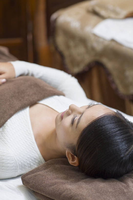 东方人,成年人,一个人,医生,病人,商店,竖图,室内,正面,植物,床,北京,中国,亚洲,仅一个年轻女性,仅一个女性,仅一个人,草药,药草,床单,休闲装,被子,商铺,传统,中药,药店,医护人员,医疗人员,保养,健康,放松,治疗,保健,摄影,药房,药铺,生活方式,医疗,被单,中国文化,药材,中草药,中药房,中医,东亚,按摩床,中药材,本草,市肆,商号,替代疗法,年轻女性,女人,女性,亚洲人,中国人,年轻人,大夫,闭着眼睛,躺着,仰卧,半身,彩图,高角度拍摄,店铺,搓背床,理疗床,美容床,指压床,传统文化,汉医,门诊部,物理疗法,诊疗室,bj175