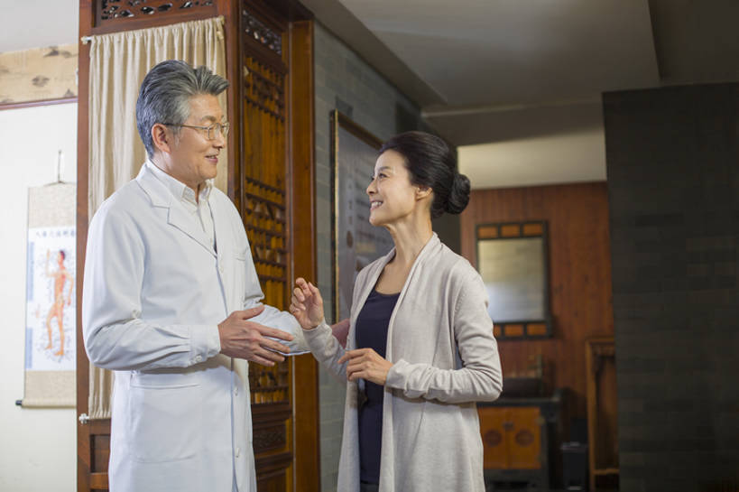 东方人,成年人,中年人,老年人,两个人,医生,病人,商店,笑,微笑,露齿笑,横图,室内,侧面,快乐,感激,幸福,热情,技术,植物,北京,中国,亚洲,工作,眼镜,草药,药草,古典,休闲装,商铺,传统,中药,药店,手势,站着,医护人员,医疗人员,职业,保养,健康,面对面,亲密,服务,保健,摄影,药房,药铺,生活方式,技巧,医疗,享乐,关爱,中国文化,手艺,药材,中草药,中药房,中医,东亚,实验服,恢复,陪同,中药材,本草,市肆,商号,替代疗法,技能,技艺,陪伴,谢谢,信任,老年男性,老年女性,男人,男性,女人,女性,亚洲人,中国人,大夫,沟通,说话,彩图,欢乐,店铺,妙技,打手势,传统文化,本领,汉医,门诊部,物理疗法,伴随,诊疗室,bj175