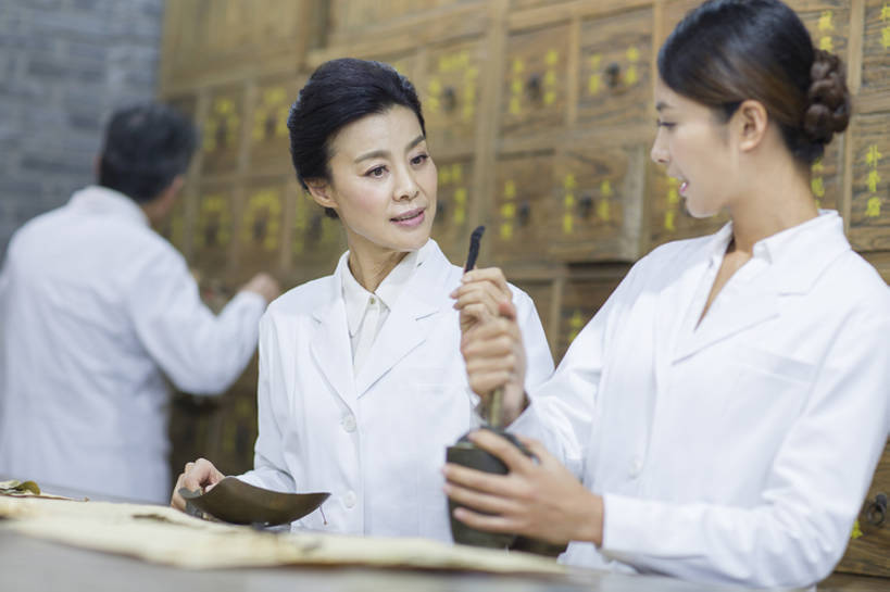 东方人,成年人,中年人,老年人,三个人,医生,药剂师,横图,室内,白天,正面,快乐,团队,信心,技术,植物,抽屉,北京,中国,亚洲,握,学习,药,准备,工作,草药,药草,传统,中药,教,看,站着,医护人员,医疗人员,职业,面对面,亲密,握着,摄影,药房,生活方式,技巧,研磨,医疗,知识,药箱,关爱,中国文化,手艺,研磨器,药材,中草药,合伙,剂量,中医,东亚,实验服,陪同,中药材,本草,替代疗法,技能,技艺,陪伴,老年男性,老年女性,男人,男性,年轻女性,女人,女性,亚洲人,中国人,年轻人,大夫,配药师,秤,沟通,说话,半身,彩图,妙技,熟地黄,传统文化,本领,汉医,成分,伴随,bj175