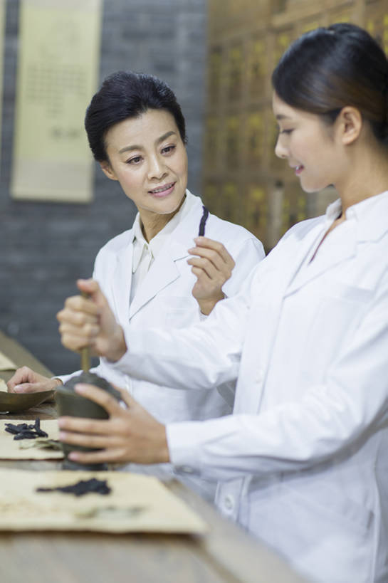 东方人,成年人,中年人,老年人,两个人,医生,药剂师,笑,微笑,露齿笑,竖图,室内,白天,正面,快乐,信心,技术,植物,抽屉,北京,中国,亚洲,握,学习,药,准备,工作,草药,药草,传统,中药,教,看,站着,医护人员,医疗人员,职业,面对面,亲密,握着,摄影,药房,生活方式,技巧,研磨,医疗,知识,药箱,关爱,中国文化,手艺,研磨器,药材,中草药,合伙,剂量,中医,东亚,实验服,陪同,中药材,本草,替代疗法,技能,技艺,陪伴,老年女性,年轻女性,女人,女性,亚洲人,中国人,年轻人,大夫,配药师,秤,沟通,说话,半身,彩图,妙技,熟地黄,传统文化,本领,汉医,成分,伴随,bj175