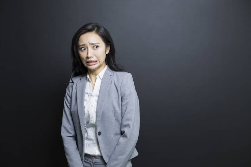 东方人,成年人,一个人,商务人士,商务女性,横图,正面,商务,北京,中国,亚洲,仅一个年轻女性,仅一个女性,仅一个人,咬,黑色背景,套装,正装,现代,站着,职业,表情,皱眉,斜视,摄影,生活方式,害怕,幽默,惊吓,咬着,恐怖,东亚,惊骇,震惊,年轻女性,女人,女性,亚洲人,中国人,年轻人,白领,半身,彩图,影棚拍摄,办公室职员,开领,bj175