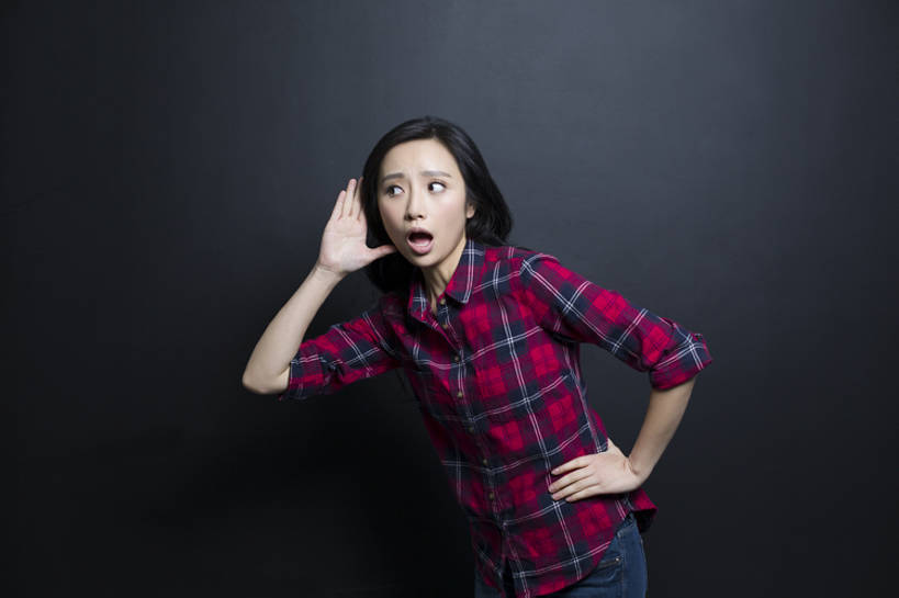 东方人,成年人,一个人,横图,室内,留白,正面,衬衫,北京,中国,亚洲,仅一个年轻女性,仅一个女性,仅一个人,弯腰,黑色背景,听,休闲装,手叉腰,站着,张嘴,表情,斜视,遮,遮掩,摄影,幽默,掩盖,遮挡,偷听,秘密,私密,张大嘴巴,东亚,遮盖,掩饰,猜疑,年轻女性,女人,女性,亚洲人,中国人,年轻人,张开嘴,半身,彩图,影棚拍摄,捂住,好奇心,bj175