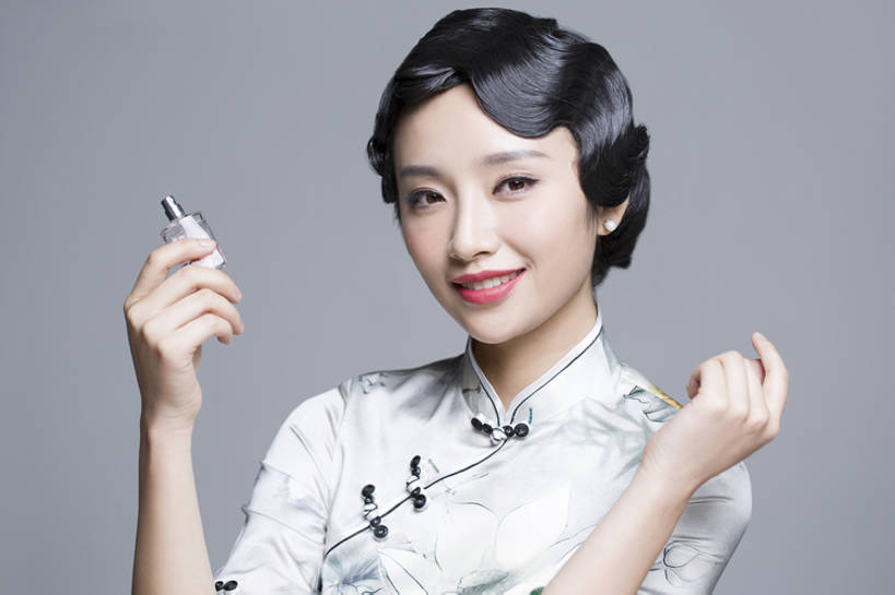 东方人,成年人,脸,头,脸颊,头发,一个人,笑,微笑,露齿笑,横图,室内,留白,正面,化妆,美容,时尚,快乐,幸福,复古,北京,中国,亚洲,仅一个年轻女性,仅一个女性,仅一个人,握,灰色背景,旗袍,古典,美丽,注视,传统,肩膀,黑色,耳环,化妆品,观察,看,香水,香水瓶,握着,摄影,生活方式,观看,怀旧,察看,高雅,享乐,风格,化妆用品,关注,中国文化,苗条,古典风格,东亚,美化,年轻女性,女人,女性,亚洲人,中国人,年轻人,头部,卷发,脸部,脸蛋,面部,彩图,影棚拍摄,传统服装,欢乐,传统文化,美人,bj175