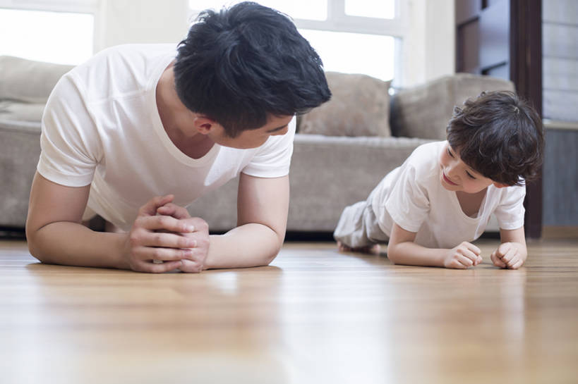 东方人,儿童,成年人,两个人,家庭,父母,父亲,儿子,家,客厅,站,微笑,横图,室内,白天,正面,锻炼,快乐,幸福,纯洁,运动,建材,窗户,地板,家具,沙发,城市,建筑,北京,中国,亚洲,连接,伸展,学习,木制,材料,木板,木材,房屋,公寓,地面,休闲装,现代,木地板,木柴,小孩,教,站着,休闲,健康,温暖,温馨,父子,一家人,面对面,活力,可爱,亲密,童年,童趣,舒展,摄影,建造,木料,生长,生活方式,指导,和睦,起居室,住房,享乐,练习,关爱,热身,亲情,房地产,家居服,童真,弹性,东亚,烂漫,无邪,陪同,硬木,陪伴,普拉提训练法,无忧无虑,天真,男孩,男人,男性,年轻男性,亚洲人,中国人,孩子,年轻人,休闲活动,说话,站立,彩图,全身,欢乐,融洽,男生,居住区,伴随,平板支撑,bj175