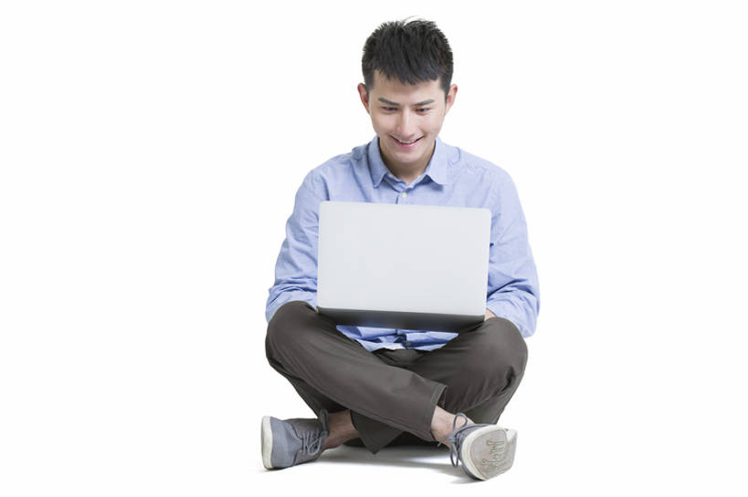 东方人,成年人,一个人,坐,笑,盘腿,微笑,露齿笑,横图,留白,抠图,白色背景,正面,快乐,幸福,信心,笔记本电脑,互联网,技术,北京,中国,亚洲,仅一个男性,仅一个人,连接,敲打,握,联系,休闲装,输入,仅一个年轻男性,打字,看,休闲,握着,摄影,生活方式,点击,敲击,便利,享乐,网上冲浪,便携式,东亚,无线电技术,上网,按键,计算机,男人,男性,年轻男性,亚洲人,中国人,年轻人,休闲活动,沟通,盘腿而坐,盘膝,盘着腿的,盘着腿坐,双腿交叉,坐着,彩图,全身,影棚拍摄,欢乐,bj175