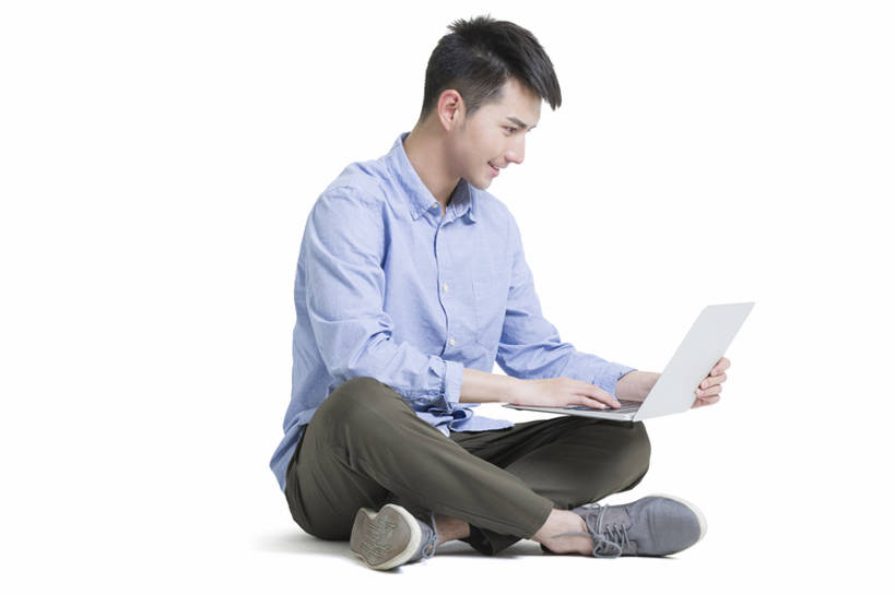 东方人,成年人,一个人,坐,笑,盘腿,微笑,露齿笑,横图,留白,抠图,白色背景,正面,快乐,幸福,信心,笔记本电脑,互联网,技术,北京,中国,亚洲,仅一个男性,仅一个人,连接,敲打,握,联系,休闲装,输入,仅一个年轻男性,打字,看,休闲,握着,摄影,生活方式,点击,敲击,便利,享乐,网上冲浪,便携式,东亚,无线电技术,上网,按键,计算机,男人,男性,年轻男性,亚洲人,中国人,年轻人,休闲活动,沟通,盘腿而坐,盘膝,盘着腿的,盘着腿坐,双腿交叉,坐着,彩图,全身,影棚拍摄,欢乐,bj175