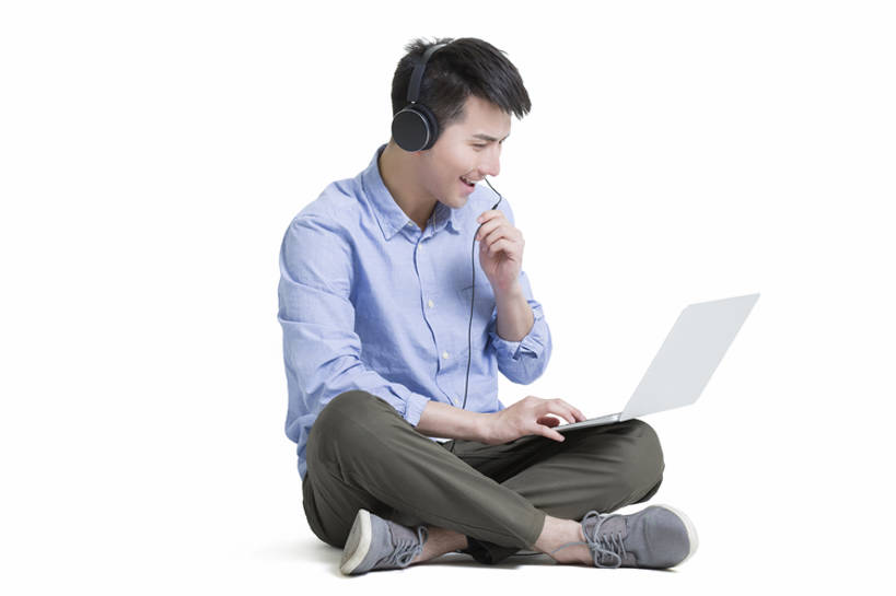 东方人,成年人,一个人,坐,笑,盘腿,微笑,露齿笑,横图,留白,抠图,白色背景,正面,快乐,幸福,信心,笔记本电脑,互联网,技术,北京,中国,亚洲,仅一个男性,仅一个人,连接,敲打,握,联系,音乐,听,休闲装,输入,仅一个年轻男性,耳麦,打字,看,休闲,握着,摄影,生活方式,点击,敲击,便利,享乐,网上冲浪,便携式,视频会议,东亚,无线电技术,上网,按键,计算机,男人,男性,年轻男性,亚洲人,中国人,年轻人,休闲活动,沟通,盘腿而坐,盘膝,盘着腿的,盘着腿坐,双腿交叉,说话,坐着,彩图,全身,影棚拍摄,欢乐,bj175