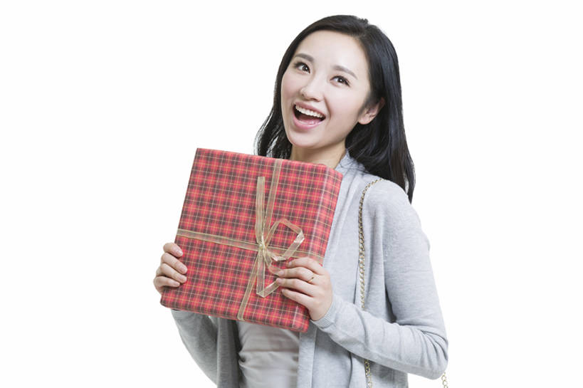 东方人,成年人,一个人,笑,微笑,露齿笑,横图,留白,抠图,白色背景,正面,时尚,快乐,幸福,礼物,北京,中国,情人节,亚洲,仅一个年轻女性,仅一个女性,仅一个人,握,包装,休闲装,盒子,站着,休闲,表情,想,握着,斜视,摄影,生活方式,纪念,留念,惊奇,享乐,生日礼物,怀念,东亚,年轻女性,女人,女性,亚洲人,中国人,年轻人,半身,彩图,影棚拍摄,欢乐,bj175