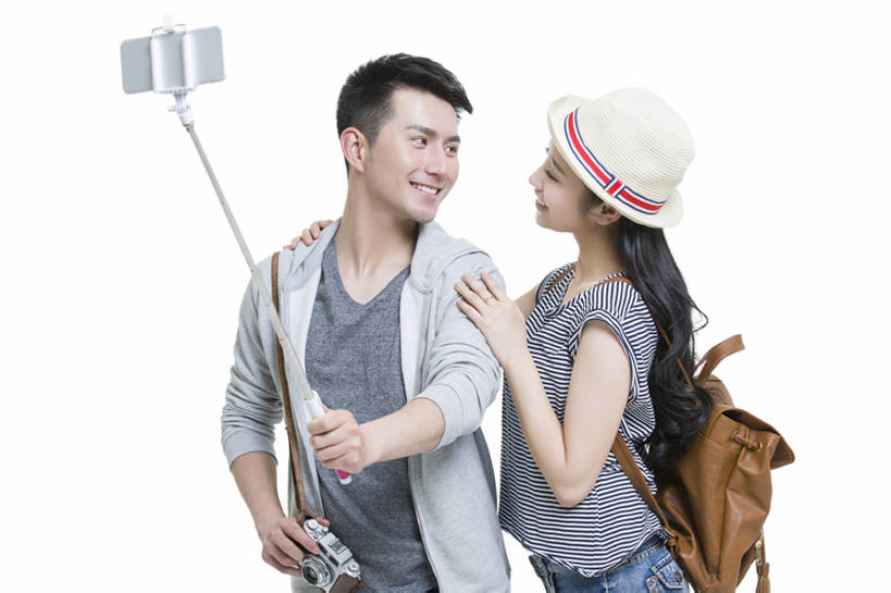 东方人,成年人,两个人,笑,微笑,露齿笑,横图,留白,抠图,白色背景,正面,爱情,旅游,时尚,快乐,幸福,技术,帽子,手机,相机,北京,中国,亚洲,行人,游客,游人,连接,握,包,浪漫,休闲装,路人,旅客,拍照,背包,数码相机,夏天,站着,休闲,温暖,温馨,面对面,短袖,恩爱,放松,活力,亲密,握着,自拍,约会,恋人,摄影,生活方式,和睦,享乐,爱好,智能手机,东亚,陪同,无线电技术,陪伴,过客,男人,男性,年轻男性,年轻女性,女人,女性,亚洲人,中国人,年轻人,情侣,休闲活动,半身,彩图,影棚拍摄,旅行,欢乐,照相,伴侣,融洽,伴随,自拍杆,bj175