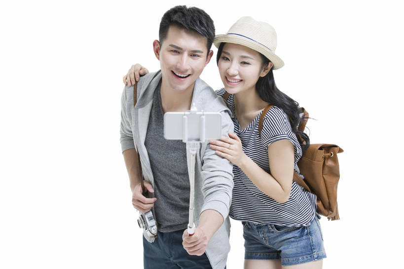 东方人,成年人,两个人,笑,微笑,露齿笑,横图,留白,抠图,白色背景,正面,爱情,旅游,时尚,快乐,幸福,技术,帽子,手机,相机,北京,中国,亚洲,行人,游客,游人,连接,握,短裤,包,浪漫,休闲装,路人,旅客,拍照,背包,数码相机,夏天,站着,休闲,温暖,温馨,短袖,恩爱,放松,活力,亲密,搭,握着,自拍,约会,恋人,摄影,生活方式,和睦,享乐,搭着,爱好,智能手机,东亚,陪同,无线电技术,陪伴,过客,男人,男性,年轻男性,年轻女性,女人,女性,亚洲人,中国人,年轻人,情侣,休闲活动,彩图,影棚拍摄,旅行,欢乐,照相,伴侣,融洽,伴随,自拍杆,bj175