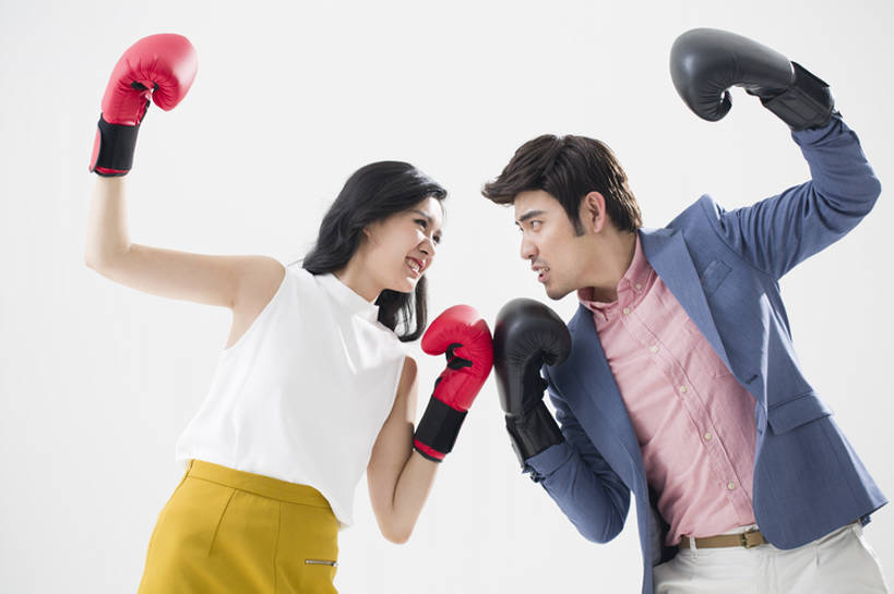 东方人,成年人,两个人,丈夫,妻子,举,横图,留白,正面,裙子,爱情,时尚,拳击,北京,中国,亚洲,对抗,决斗,咬,灰色背景,正装,生气,并排,冲突,拳击手套,浪漫,玩,休闲装,现代,手套,手势,托,站着,休闲,温暖,温馨,皱眉,面对面,恩爱,活力,力量,愤怒,恋人,摄影,生活方式,搞笑,幽默,恼怒,咬着,和睦,愤慨,暴力,怒气,气愤,发怒,怒火,打斗,问题,情绪,进攻,脾气,东亚,忿怒,怨恨,强烈,敌对,气忿,假装,愤恨,肝火,激动,男人,男性,年轻男性,年轻女性,女人,女性,亚洲人,中国人,年轻人,拳头,情侣,举起,举手,举着,向上举,向上伸,向上托,彩图,影棚拍摄,伴侣,融洽,打手势,韩版,bj175