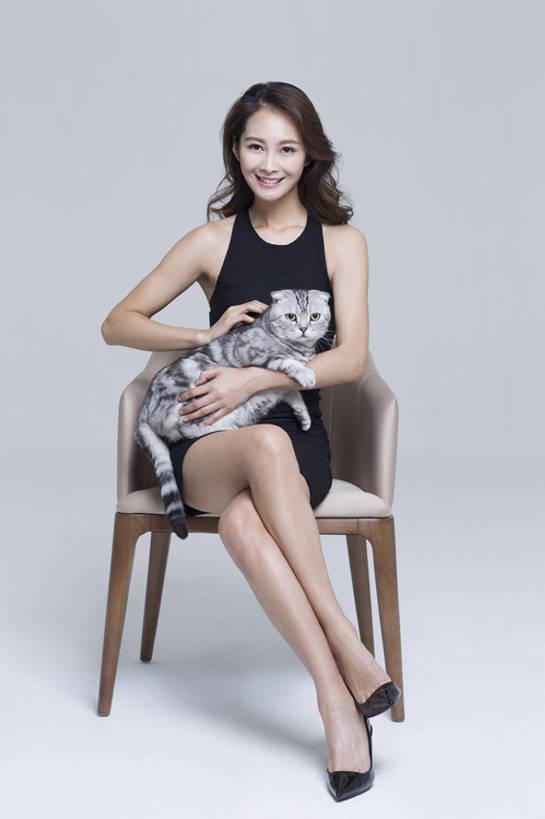 东方人,成年人,一个人,笑,微笑,露齿笑,竖图,留白,正面,高跟鞋,时尚,性感,快乐,幸福,纯洁,信心,宠物,猫,鞋子,椅子,北京,中国,亚洲,仅一个年轻女性,仅一个女性,仅一个人,连接,灰色背景,美丽,二郎腿,注视,现代,一只,黑色,动物,观察,看,保养,健康,家畜,活力,可爱,童年,童趣,保健,摄影,观看,皮肤,光滑,察看,高雅,优美,扶手椅,享乐,关爱,关注,时髦,瘦身,家猫,肖像,苗条,塑身,童真,东亚,烂漫,无邪,时装模特,苏格兰折耳猫,柔和,细腻,平滑,时兴,美化,完美,天真,年轻女性,女人,女性,亚洲人,中国人,年轻人,长发,卷发,触摸,拥抱,坐着,彩图,全身,影棚拍摄,欢乐,魅力,美人,bj175