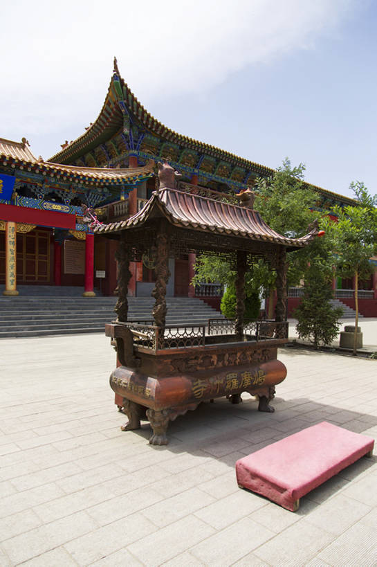 无人,寺庙,宫殿,竖图,室外,白天,旅游,度假,美景,名胜古迹,标志建筑,地标,建筑,中国,亚洲,艺术,鲜艳,香炉,庭院,景观,文化遗产,建筑群,古典,历史,娱乐,建设,传统,古代,风景,天空,自然,享受,休闲,旅游胜地,景色,放松,摄影,宗教,佛教,旧的,中国文化,自然风光,古典风格,东亚,宗教用品,远古,东亚文化,甘肃省,丝绸之路,武威,古代文明,灵性,彩图,旅行,礼拜堂,传统文化,建筑结构,罗什寺,bj175