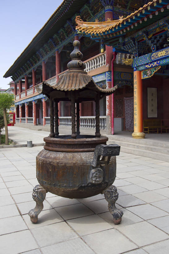 无人,寺庙,宫殿,竖图,室外,白天,旅游,度假,美景,名胜古迹,标志建筑,地标,建筑,中国,亚洲,艺术,鲜艳,香炉,庭院,景观,文化遗产,建筑群,古典,历史,娱乐,建设,传统,古代,风景,天空,自然,享受,休闲,旅游胜地,景色,放松,摄影,宗教,佛教,鼎,旧的,中国文化,自然风光,古典风格,东亚,宗教用品,远古,东亚文化,甘肃省,丝绸之路,武威,古代文明,灵性,彩图,旅行,礼拜堂,传统文化,建筑结构,罗什寺,bj175