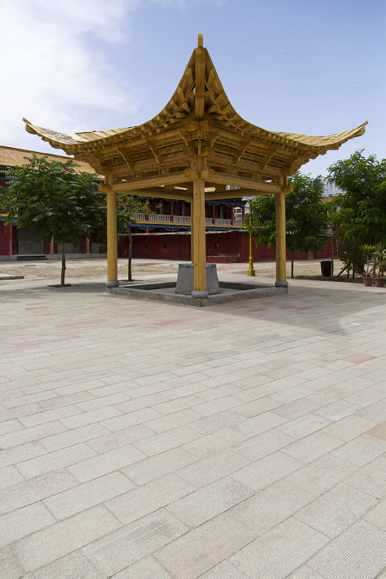无人,寺庙,竖图,室外,白天,旅游,度假,石头,美景,名胜古迹,标志建筑,地标,建筑,路,中国,亚洲,艺术,木制,石子,庭院,景观,文化遗产,建筑群,地面,古典,宏伟,历史,娱乐,建设,传统,古代,风景,天空,自然,享受,休闲,旅游胜地,景色,放松,摄影,宗教,佛教,旧的,中国文化,自然风光,古典风格,东亚,宗教用品,远古,东亚文化,甘肃省,丝绸之路,武威,古代文明,亭台楼阁,灵性,石块,岩石,彩图,旅行,礼拜堂,传统文化,建筑结构,广角,罗什寺,bj175
