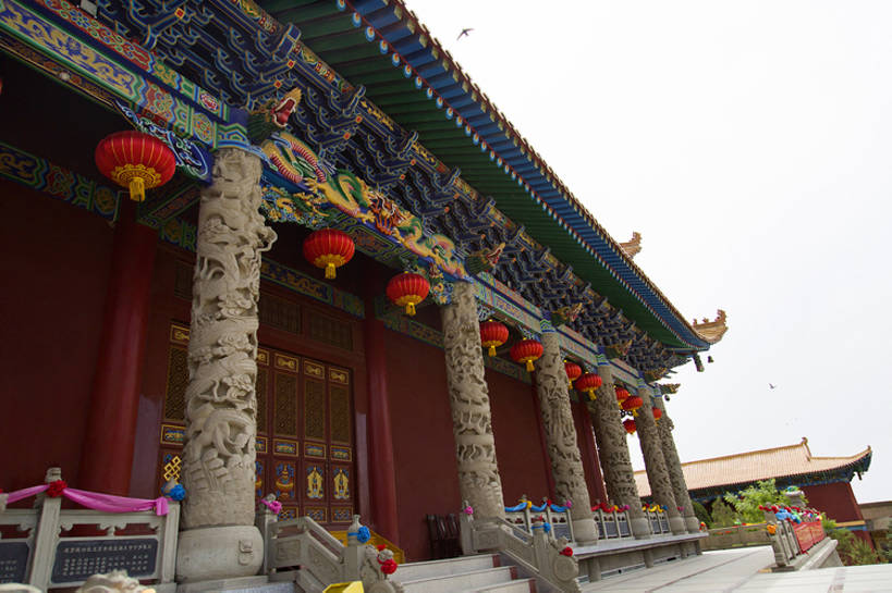 无人,寺庙,宫殿,横图,室外,白天,旅游,度假,美景,名胜古迹,门,标志建筑,地标,建筑,照明,中国,亚洲,花纹,艺术,装饰,鲜艳,龙,灯笼,雕刻,图案,圆柱,纸灯笼,大门,景观,建筑群,门口,古典,宏伟,历史,娱乐,建设,传统,台阶,古代,红色,风景,天空,自然,灯具,享受,休闲,旅游胜地,景色,放松,摄影,宗教,佛教,照亮,照明设备,旧的,中国文化,自然风光,古典风格,东亚,远古,东亚文化,甘肃省,丝绸之路,武威,古代文明,灵性,彩图,旅行,礼拜堂,传统文化,建筑结构,罗什寺,bj175