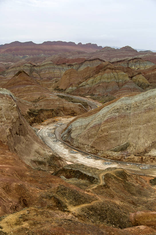 无人,竖图,室外,白天,旅游,度假,美景,山,山脉,标志建筑,地标,建筑,路,中国,亚洲,堆积,曲折,弯曲,地形,景观,山路,山坡,云,建筑群,娱乐,建设,风景,天空,自然,享受,休闲,景色,放松,摄影,蜿蜒,环境,风化,生态,干旱,贫瘠,自然风光,自然现象,干的,东亚,地貌,甘肃省,丹霞地貌,丝绸之路,张掖,坎坷,崎岖,地质学,风蚀,石化,风蚀地貌,岩石层,自然地理,荒地,岩石,彩图,旅行,地表形态,广角,bj175