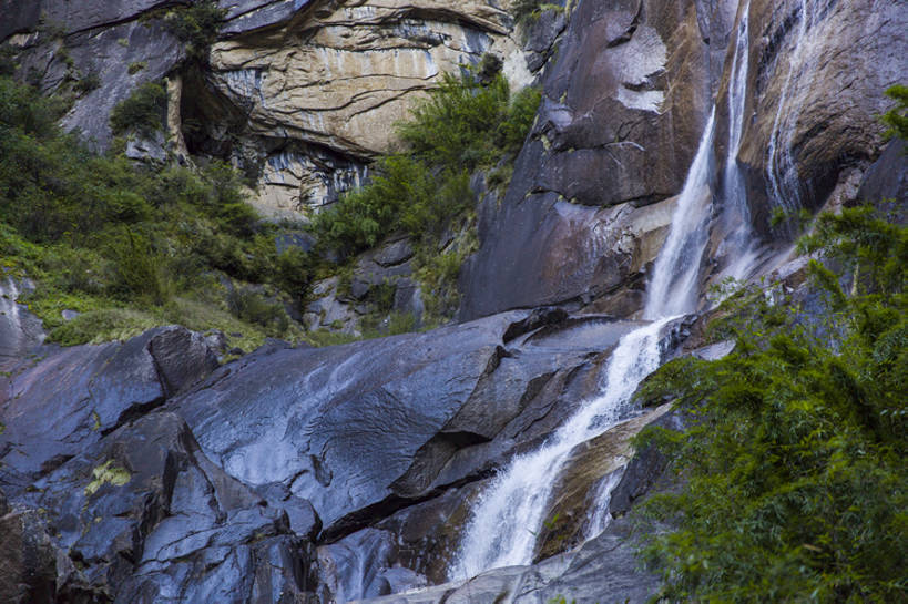 无人,横图,室外,白天,旅游,度假,石头,美景,瀑布,山,水,植物,中国,亚洲,地形,景观,流水,悬崖,苔藓,山谷,娱乐,林芝,西藏,草,绿色,风景,自然,享受,休闲,陡峭,景色,放松,摄影,流动,灌木,宁静,岩层,自然风光,东亚,西藏自治区,青藏高原,地质学,自然地理,岩石,彩图,旅行,卡定沟,卡定天佛瀑布,bj175