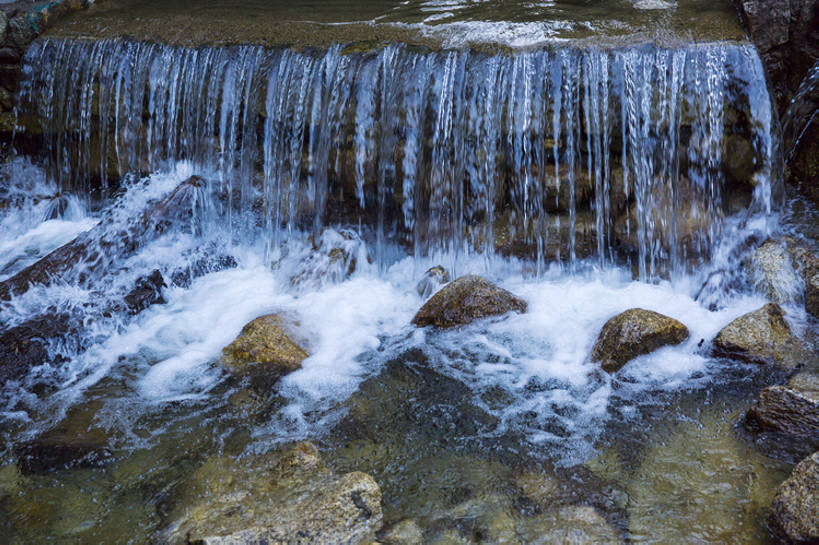 无人,横图,室外,白天,旅游,度假,河流,石头,美景,水,中国,亚洲,波纹,透明,地形,景观,流水,水面,河床,娱乐,干净,林芝,西藏,风景,小溪,自然,享受,休闲,景色,放松,摄影,流动,清新,自然风光,东亚,西藏自治区,地貌,青藏高原,地质学,自然地理,岩石,彩图,旅行,卡定沟,卡定天佛瀑布,bj175