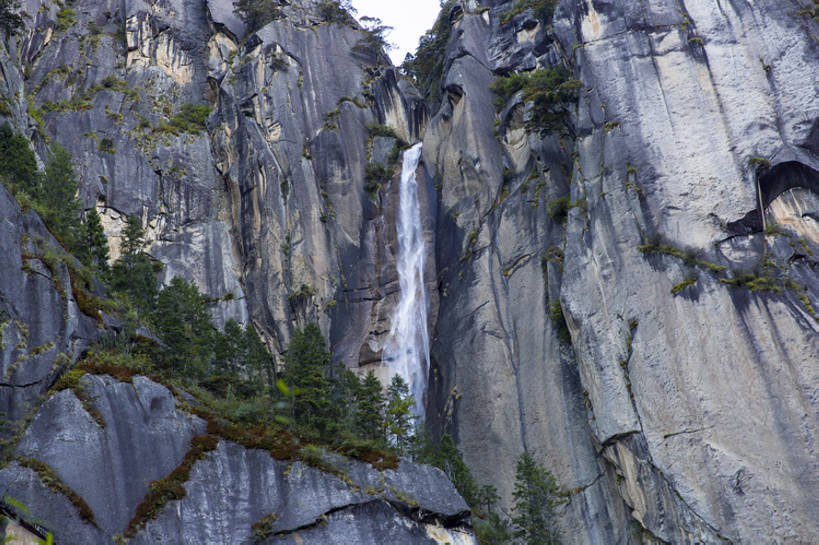 无人,横图,室外,白天,旅游,度假,石头,美景,瀑布,山,水,植物,中国,亚洲,地形,景观,流水,悬崖,苔藓,山谷,娱乐,林芝,西藏,草,树,绿色,风景,自然,享受,休闲,陡峭,景色,放松,摄影,流动,灌木,高,宁静,岩层,自然风光,东亚,西藏自治区,青藏高原,地质学,自然地理,岩石,彩图,旅行,卡定沟,卡定天佛瀑布,bj175