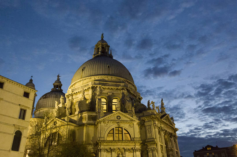 无人,教堂,宫殿,横图,室外,旅游,度假,名胜古迹,建筑,意大利,欧洲,威尼斯,古典,历史,娱乐,传统,天空,黄昏,享受,休闲,放松,摄影,宗教,圆顶建筑,旧的,古典风格,远古,意大利文化,欧洲文化,古代文明,灵性,圣玛丽教堂,彩图,旅行,大教堂,传统文化,建筑结构,bj175