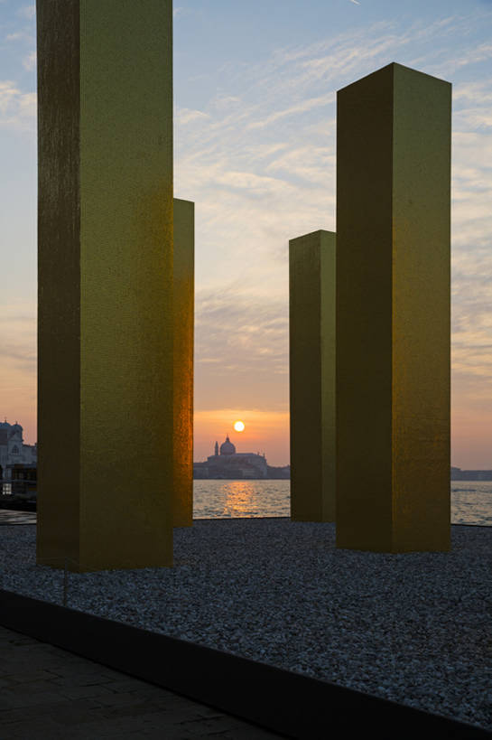 无人,竖图,室外,旅游,度假,日出,名胜古迹,日落,水,太阳,标志建筑,地标,建筑,意大利,欧洲,威尼斯,柱,水面,云,建筑群,地面,娱乐,建设,风景,天空,黄昏,享受,休闲,放松,摄影,宁静,运河,圆顶建筑,意大利文化,欧洲文化,彩图,旅行,金子,建筑结构,bj175