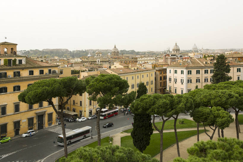 无人,横图,室外,白天,旅游,度假,美景,名胜古迹,城市风光,标志建筑,城市,道路,地标,建筑,街道,路,公路,汽车,意大利,欧洲,罗马,景观,城镇,古城,建筑群,巴士,车道,公共交通,交通,古典,历史,娱乐,建设,树,绿色,风景,天空,享受,休闲,景色,放松,运输,摄影,都市风光,旧的,古典风格,远古,欧洲文化,威尼斯广场,马路,彩图,旅行,bj175
