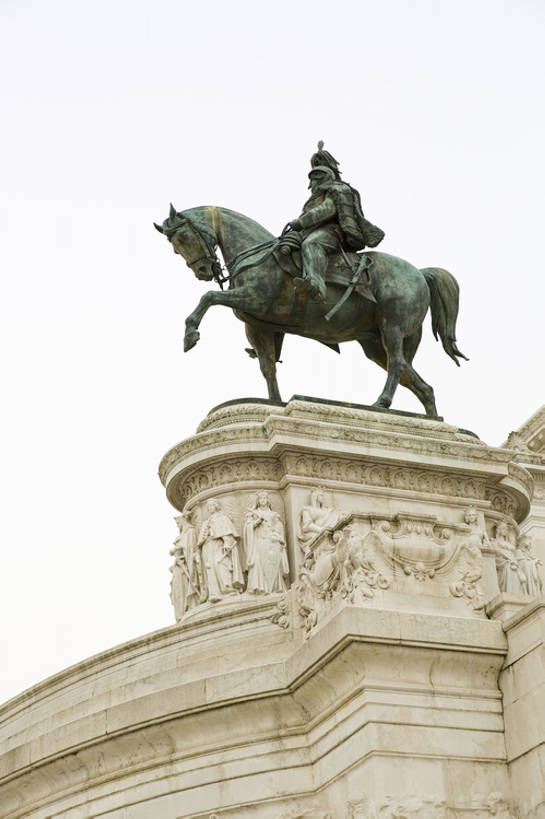 无人,竖图,室外,白天,旅游,度假,名胜古迹,标志建筑,地标,建筑,马,雕塑,意大利,欧洲,罗马,士兵,雕刻,雕像,建筑群,古典,历史,娱乐,建设,传统,风景,天空,享受,休闲,放松,摄影,旧的,古典风格,远古,欧洲文化,青铜,骑兵,威尼斯广场,古代文明,彩图,旅行,传统文化,建筑结构,bj175