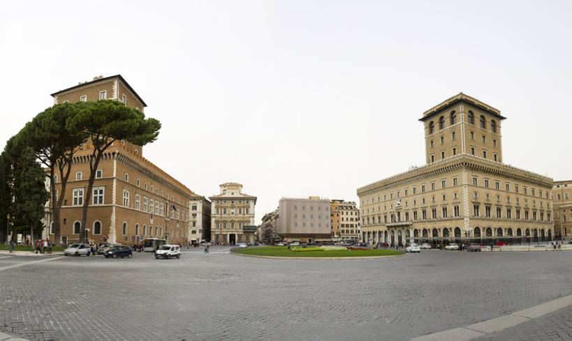 无人,横图,室外,白天,正面,旅游,度假,美景,名胜古迹,城市风光,标志建筑,城市,道路,地标,建筑,街道,路,公路,汽车,意大利,欧洲,罗马,景观,城镇,古城,建筑群,车道,交通,古典,历史,娱乐,建设,树,绿色,风景,天空,享受,休闲,景色,放松,运输,摄影,都市风光,旧的,古典风格,远古,欧洲文化,威尼斯广场,马路,彩图,旅行,广角,汽车广告背景图,bj175