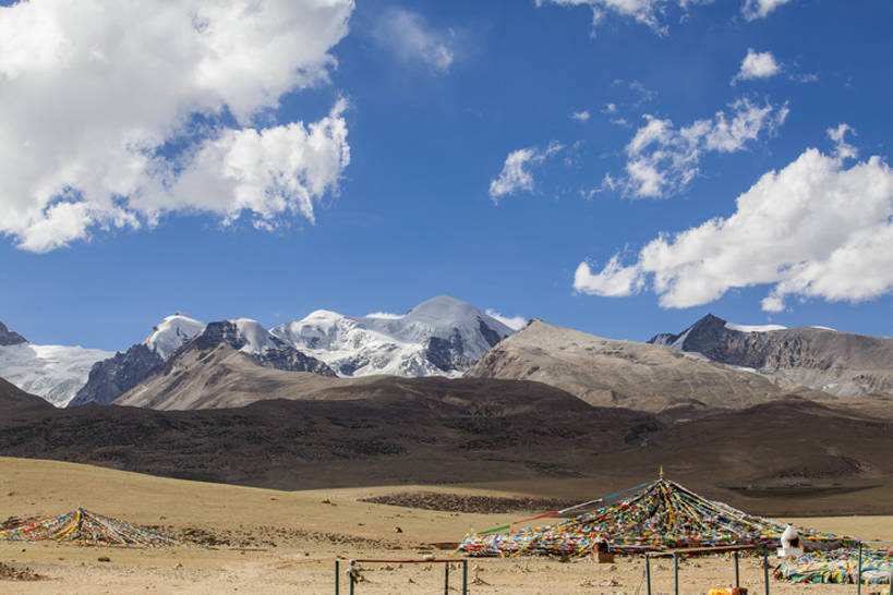 无人,横图,室外,白天,旅游,度假,美景,山,山脉,雪山,旗帜,中国,亚洲,吊挂,悬挂,曲折,地形,景观,山顶,山坡,云,云层,挂,文化,娱乐,传统,西藏,经幡,少数民族,民族,蓝色,风景,天空,自然,平原,祈祷,享受,休闲,景色,放松,摄影,宗教,佛教,宁静,环境,干旱,中国文化,自然风光,东亚,西藏自治区,地貌,喇嘛教,敖包,坎坷,崎岖,古代文明,灵性,地质学,自然地理,彩图,旅行,传统文化,中国少数民族,bj175