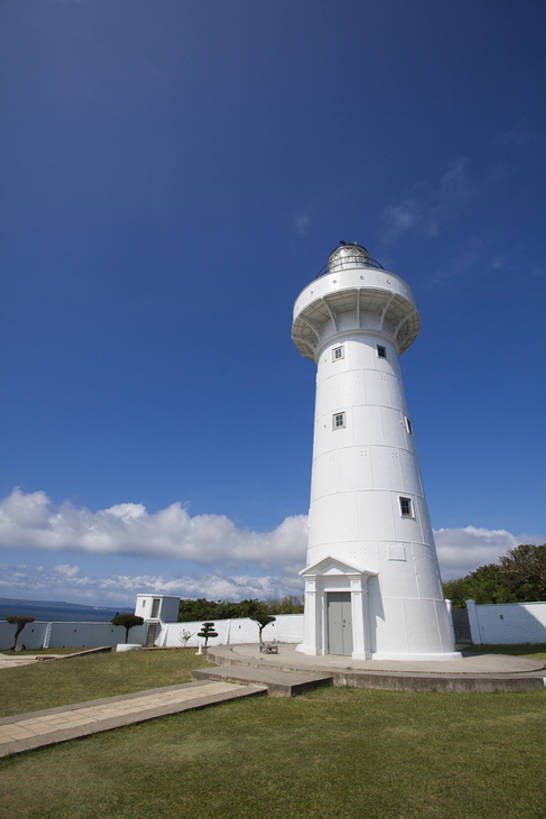 无人,公园,竖图,室外,白天,旅游,度假,草地,草坪,海洋,美景,标志建筑,道路,地标,建筑,台湾,日光,中国,亚洲,信息,墙,岛,地平线,景观,云,建筑群,围墙,灯塔,交通,方向,娱乐,建设,草,树,蓝色,绿色,白色,风景,天空,自然,享受,休闲,景色,放松,摄影,引导,指引,宁静,环境,生态,国家公园,清新,自然风光,东亚,台南,航标,彩图,旅行,恒春半岛,导航,广角,垦丁,鹅銮鼻公园,bj175