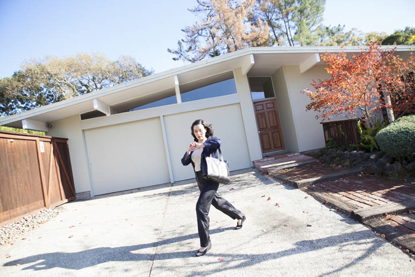 成年人,中年人,老年人,一个人,商务人士,商务女性,家,横图,室外,白天,侧面,西装,商务,快乐,幸福,别墅,北京,中国,亚洲,套装,正装,门口,挎包,摄影,生活方式,核对,紧急,房地产,东亚,一套,老年女性,女人,女性,白领,步行,彩图,全身,欢乐,校对,校勘,bj175
